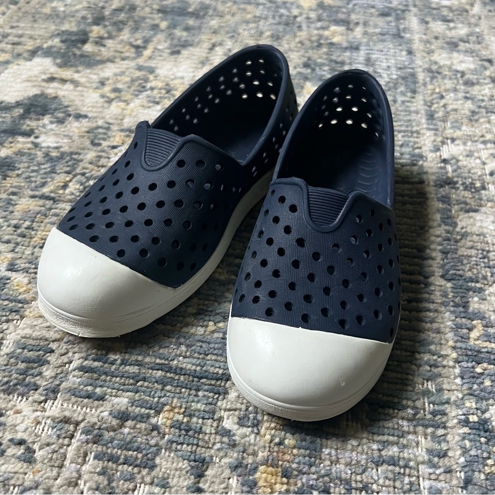 Old Navy Navy Slip-on Shoes (Little Kids Size 11)